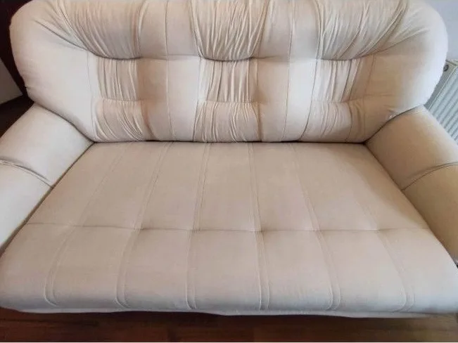 Ta sama sofa po praniu — jednolity kremowy odcień siedziska, bez plam i obwódek.